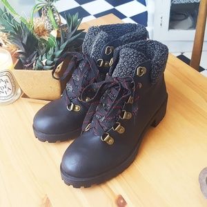 NWOT Shoe Dazzle Hiking Boots